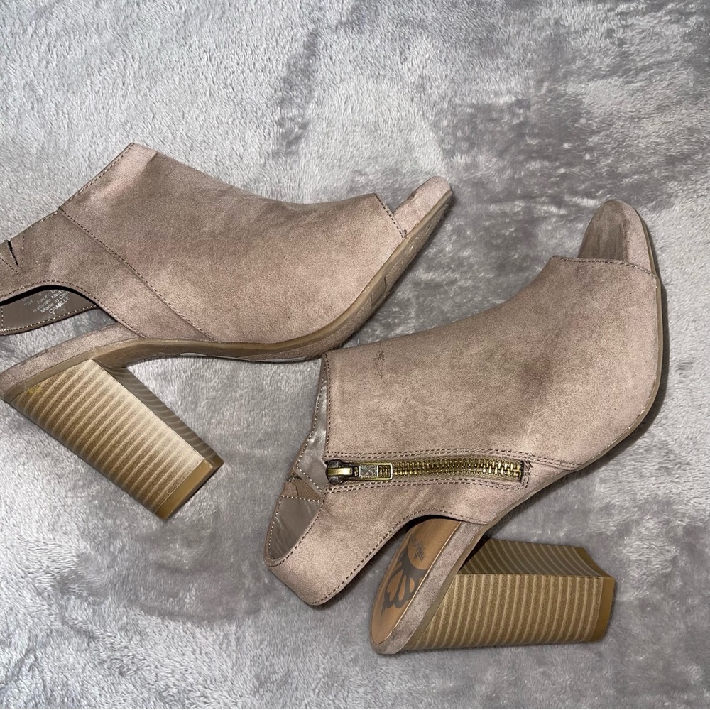 Fergalicious peep toe backless heeled light brown open toe heels/ sandals